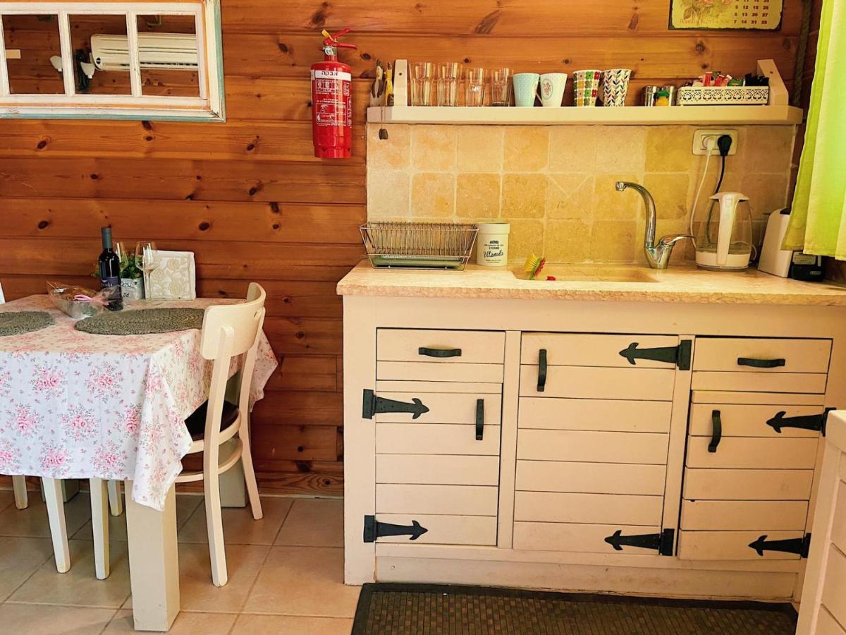 Julie'S Cabins Neot Golan Extérieur photo