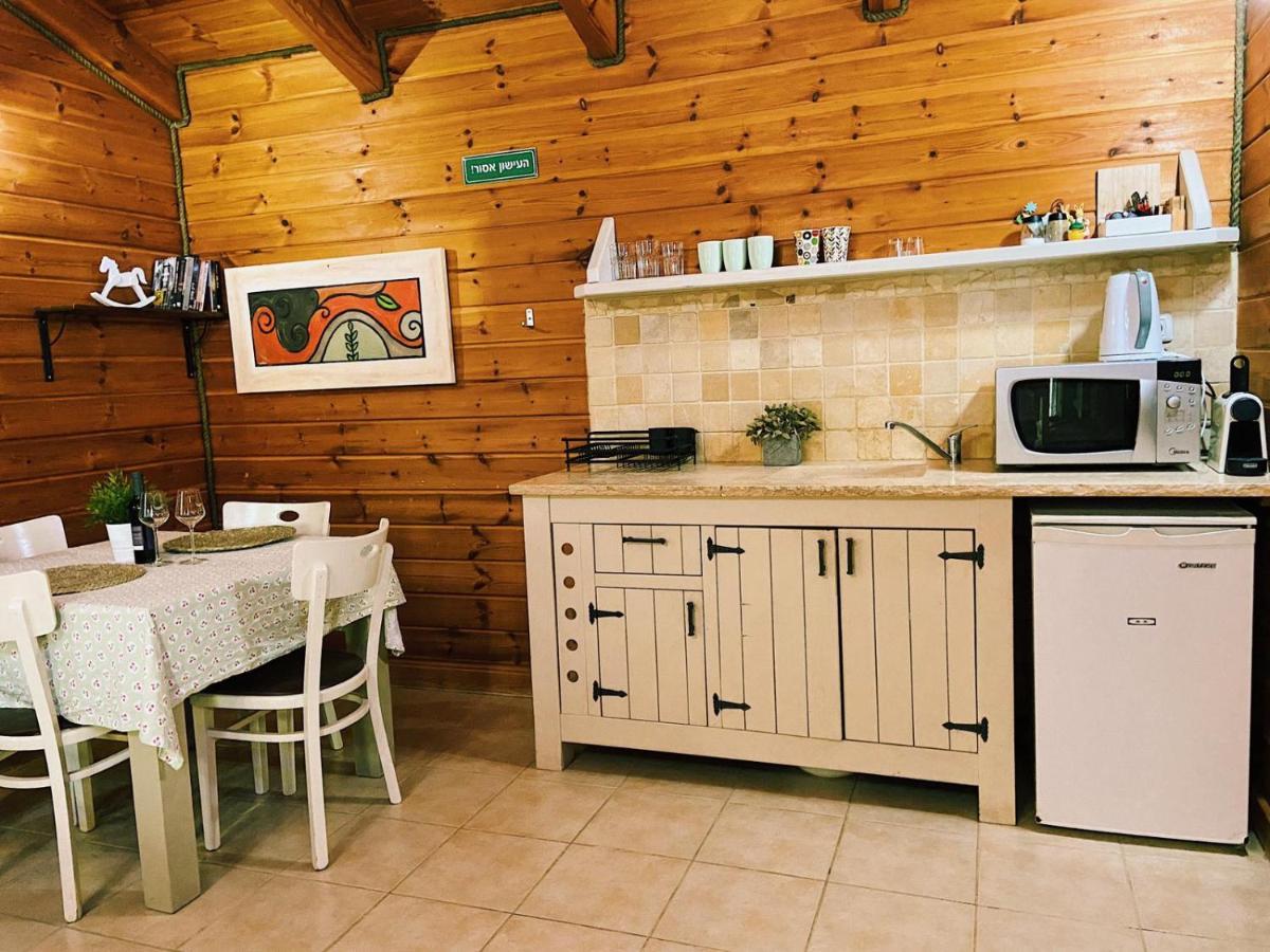 Julie'S Cabins Neot Golan Extérieur photo