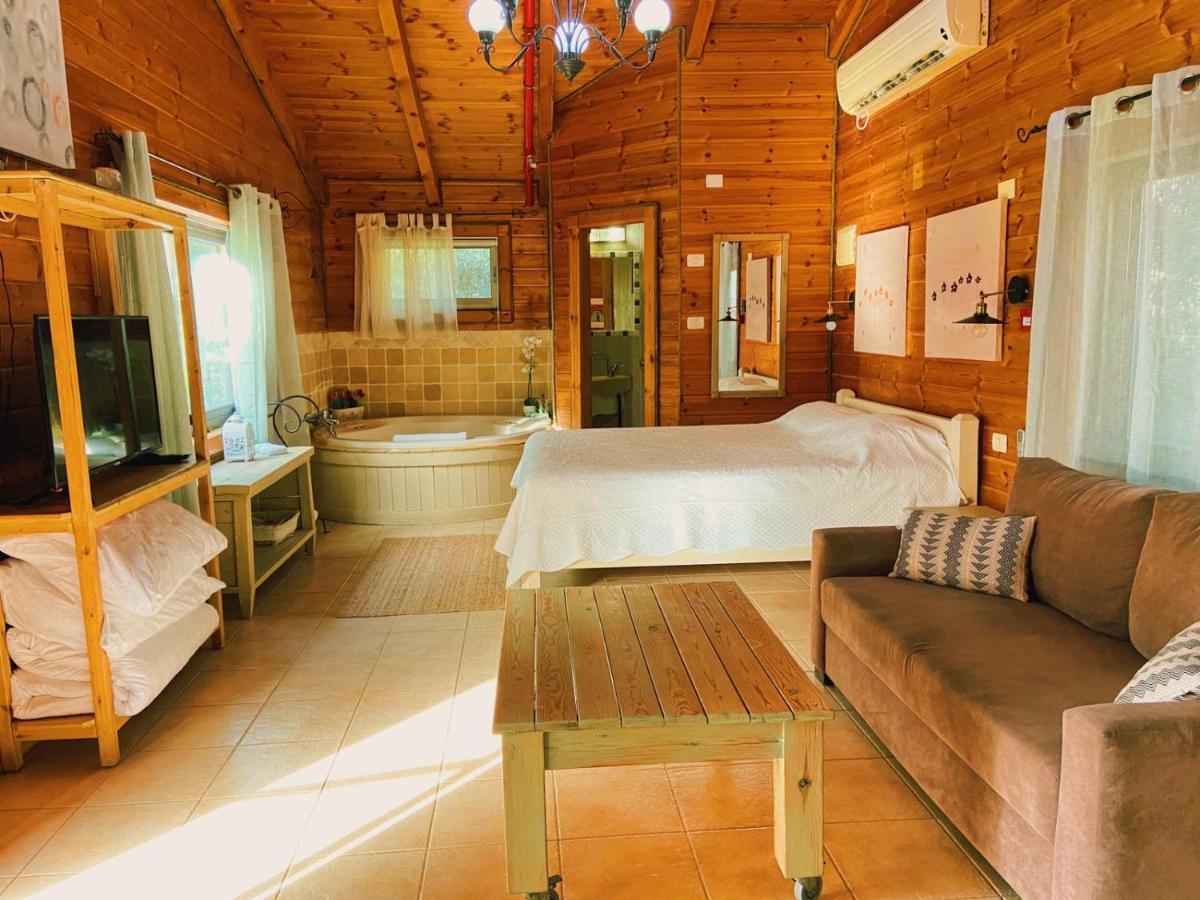 Julie'S Cabins Neot Golan Extérieur photo
